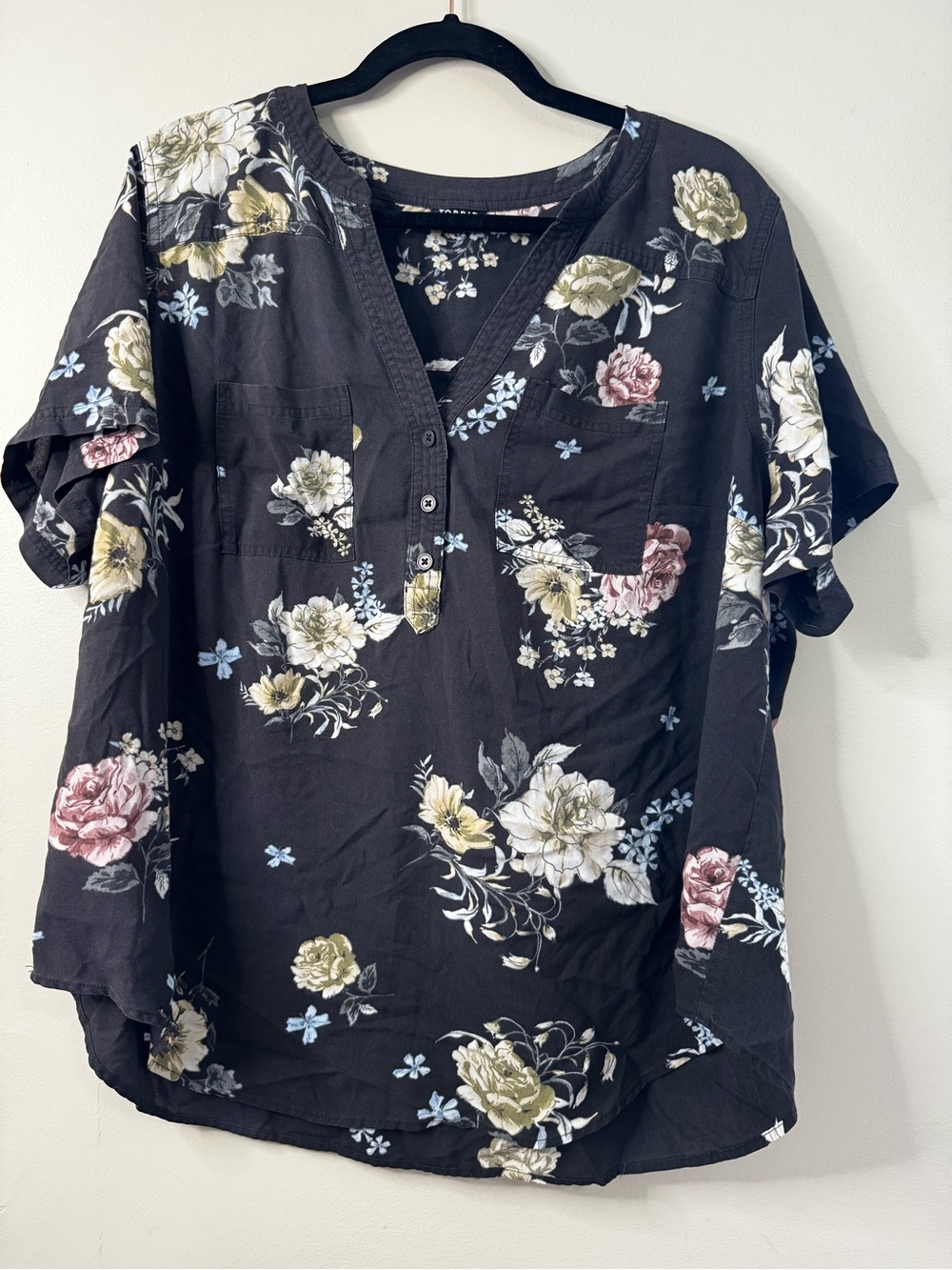 Torrid Harper Challis Black Floral Short Sleeve Pullover Blouse Size 1